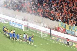 (ΦΩΤΟΣ-ΒΙΝΤΕΟ Kerkida) Υπό τον ήχο του ύμνου... ΟΛΕ-ΟΛΕ-ΟΛΕ!