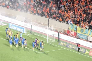 (ΦΩΤΟΣ-ΒΙΝΤΕΟ Kerkida) Υπό τον ήχο του ύμνου... ΟΛΕ-ΟΛΕ-ΟΛΕ!