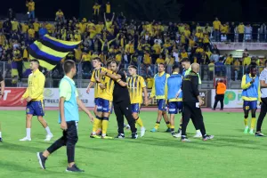 (ΒΙΝΤΕΟ Kerkida) ΑΕΛίστες και παίκτες τραγούδησαν ΟΛΟΙ μαζί το "Ισόβια"