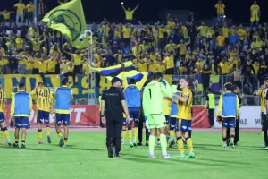 (ΒΙΝΤΕΟ Kerkida) ΑΕΛίστες και παίκτες τραγούδησαν ΟΛΟΙ μαζί το "Ισόβια"