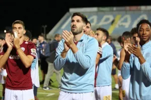 ΕΝΠ - Ολυμπιακός: Βυσσινί ανατροπή και πολύτιμο τρίποντο! (φώτος)