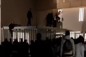 Το νέο VIDEO της ΑΕΚ με οπαδούς να παραβιάζουν τις εισόδους της OPAP Arena
