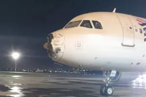 (BINTEO) Έσπασε το ρύγχος αεροσκάφους σε καταιγίδα, πανικός στους επιβάτες! 
