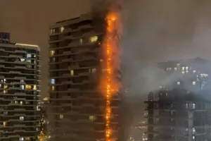 Στις φλόγες ουρανοξύστης στην Κωνσταντινούπολη