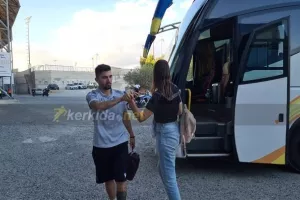 AEΛ: Παρών στην άφιξη και η Αλιόνα (φώτος & βίντεο)