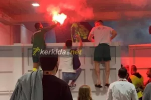 Στα κάγκελα με πυρσό οι παίκτες της ΑΕΚ! (φώτος/βίντεο)