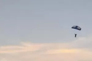 Κάμερα καταγράφει τη στιγμή που αλεξιπτωτιστής πέφτει και σκοτώνεται σε αγώνα φούτμπολ (βιντεο)