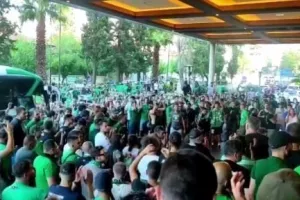 Κάλεσμα της Θύρας 13 στο ξενοδοχείο για «ψυχολογικό ντοπάρισμα» ενόψει Ολυμπιακού