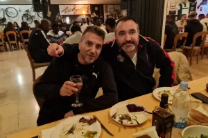 Τραπέζωμα με... λαγό! (φώτος)