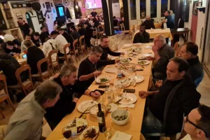 Τραπέζωμα με... λαγό! (φώτος)