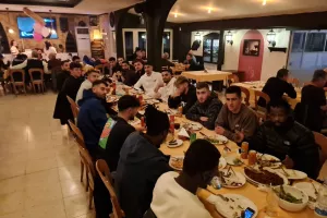 Τραπέζωμα με... λαγό! (φώτος)