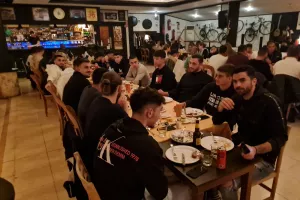 Τραπέζωμα με... λαγό! (φώτος)