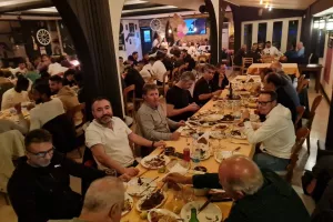 Τραπέζωμα με... λαγό! (φώτος)