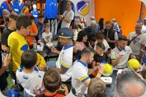 (Φώτος) Στο Orange Shop με τους παίκτες του ΑΠΟΕΛ 