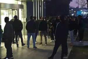 Οπαδοί της Ομόνοιας στα γραφεία/Ζήτησαν απομάκρυνση Παπασταύρου-Γρηγόρη