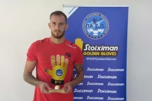 Παρέλαβε τα "Χρυσά" γάντια και... δήλωσε περήφανος