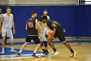 Εύκολες νίκες για τα Πανεπιστήμια Λευκωσίας και Κύπρου