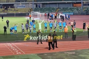 (ΒΙΝΤΕΟΣ Κerkida) Ψηλά τα χέρια και συνθήματα μαζί με τον κόσμο οι παίκτες!