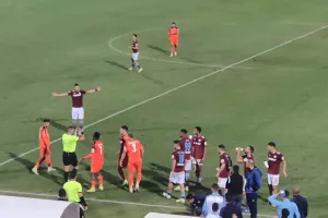 VAR, πέναλτι και δοκάρι!