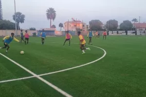 Κίτρινη Γραμμή/Συνόδευσε 40 προσφυγόπουλα στις ακαδημίες της ΑΕΛ (φώτος)