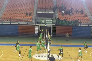 (Φώτος) Ακάθεκτη η Ομόνοια 