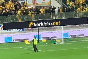 Άσχημες εικόνες στην ΑΡΕΝΑ/Καρέκλες στον αγωνιστικό χώρο...  