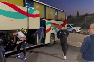 (ΦΩΤΟΣ) Στην Περιστερώνα ο ΑΠΟΕΛ 