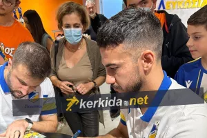 (Φώτος) Στο Orange Shop με τους παίκτες του ΑΠΟΕΛ 