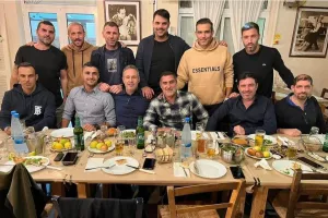 Mια φωτογραφία "γεμάτη" από προσωπικότητες και θρύλους του ΑΠΟΕΛ!
