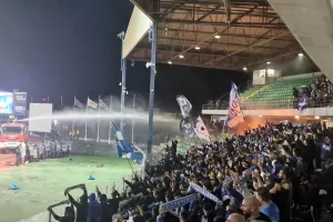ΦΩΤΟΣ Kerkida/ΑΕΛ-Ανόρθωση: Φωτιές, πέτρες, καθίσματα και... νιπτήρας!