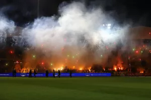 ΘΥΡΑ 3: "Ευτυχώς που υπάρχει ο κόσμος"
