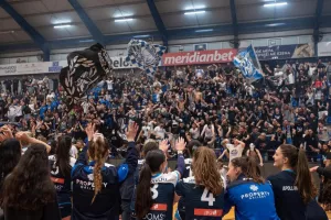 Θύρα 1: "Στα τσιμέντα, στα κλειστά... κι η Ευρώπη να παραμιλά"