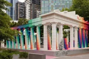 Φόρος τιμής στον Παρθενώνα το πολύχρωμο «Temple of Boom» στη Μελβούρνη