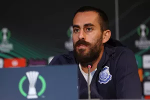Χάμπος: " Kάτι δεν πάει καλά όταν βλέπουμε τον πρόεδρο στα αποδυτήρια"