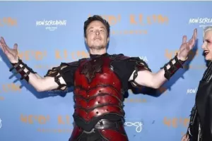 Ίλον Μασκ: «Παίρνει κεφάλια» στο Twitter, με πανοπλία σε Halloween πάρτι