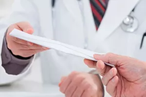 Πώς διευθυντής κρατικής κλινικής έπαιρνε φακελάκι - Τον έπιασαν οι κάμερες
