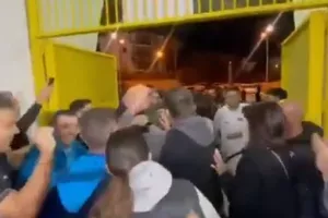 "Πνίγηκε" στις αγκαλιές των οπαδών της Πάφου ο Μπεργκ (βίντεο Kerkida)