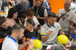 (Φώτος) Στο Orange Shop με τους παίκτες του ΑΠΟΕΛ 