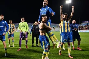 (Βίντεος Kerkida/φώτος) "Ψηλά, ψηλότερα ο Θρύλος" και πάρτι με τον κόσμο οι παίκτες!