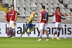 ΑΠΟΕΛ - ΕΝΠ: Ένα ο Δώνης, ένα ο Σαρφό και πέμπτη σερί νίκη! (φώτος)