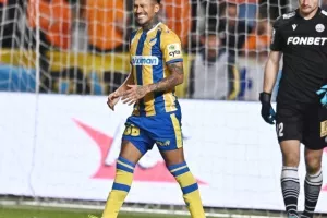 ΑΠΟΕΛ - ΕΝΠ: Ένα ο Δώνης, ένα ο Σαρφό και πέμπτη σερί νίκη! (φώτος)