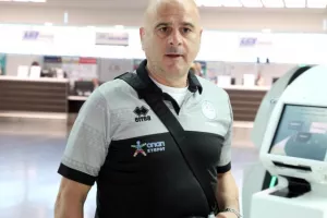 (ΦΩΤΟΣ) Πέταξε για Ισραήλ η Εθνική