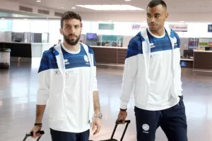 (ΦΩΤΟΣ) Πέταξε για Ισραήλ η Εθνική