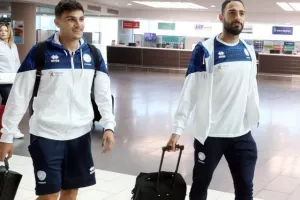 (ΦΩΤΟΣ) Πέταξε για Ισραήλ η Εθνική