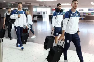 (ΦΩΤΟΣ) Πέταξε για Ισραήλ η Εθνική