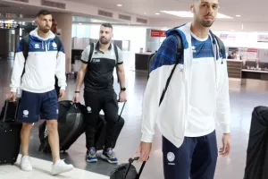 (ΦΩΤΟΣ) Πέταξε για Ισραήλ η Εθνική