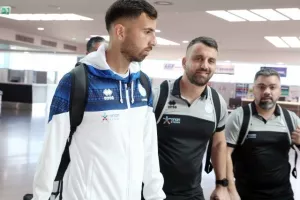 (ΦΩΤΟΣ) Πέταξε για Ισραήλ η Εθνική