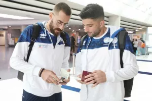 (ΦΩΤΟΣ) Πέταξε για Ισραήλ η Εθνική