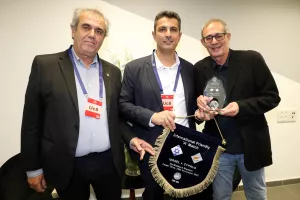 Αντάλλαξαν τα... λάβαρα