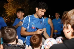 Μικροί και μεγάλοι φίλοι της στο ξενοδοχείο για φωτογραφίες και αυτόγραφα